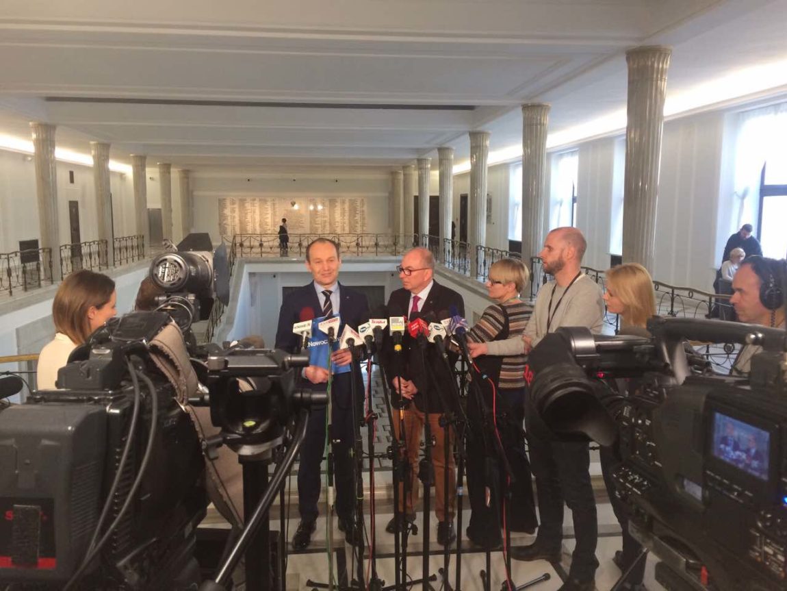 Nowoczesna: Młody kierowca fiata zderzył się z kolumną rządową i z machiną propagandową