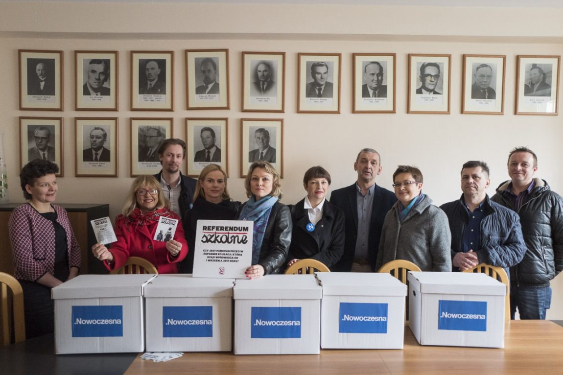 Nowoczesna złożyła zebrane podpisy pod wnioskiem o referendum szkolne i kontynuuje akcję