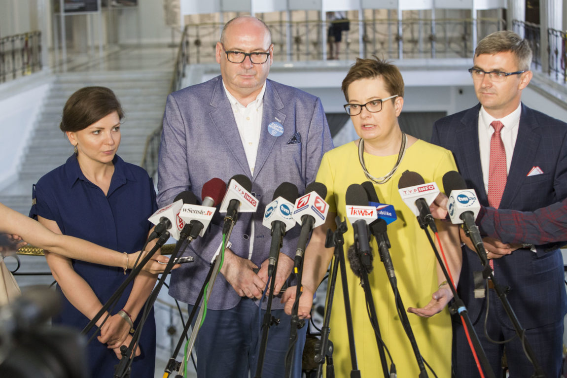 PiS zamraża wniosek o referendum w sprawie reformy systemu szkolnictwa