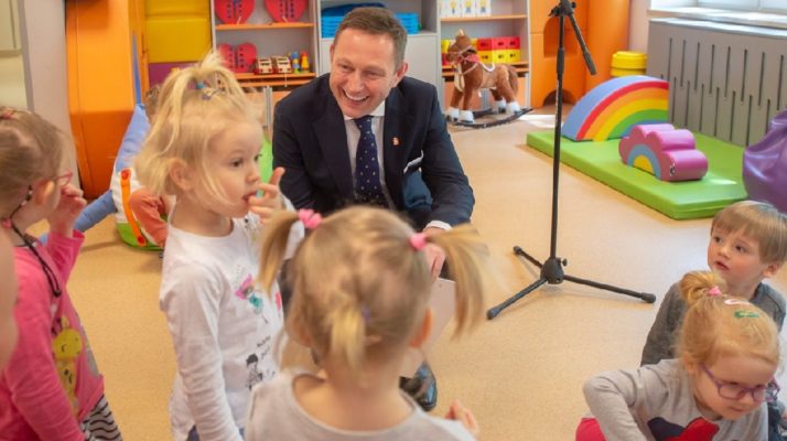 Wiceprezydent Paweł Rabiej o stołecznym programie rozwoju żłobków.